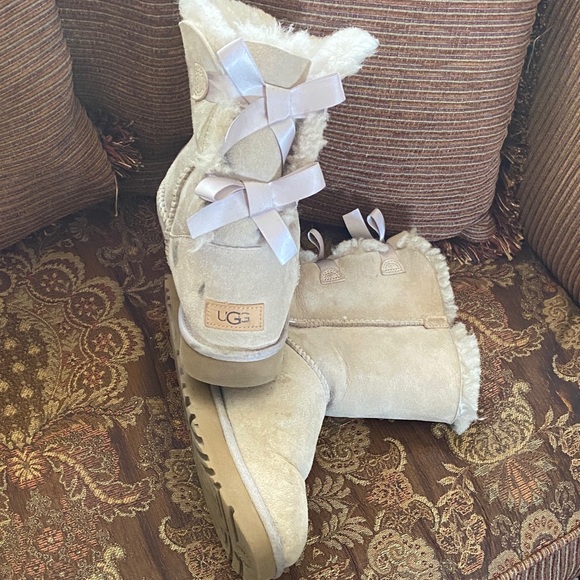 UGG Women's Cream Shearling Winter Boots - Picture 2 of 5